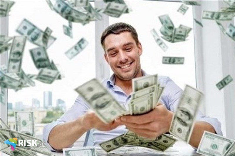 آدم پولدار اطلاعات را نقد و بررسی می کند
